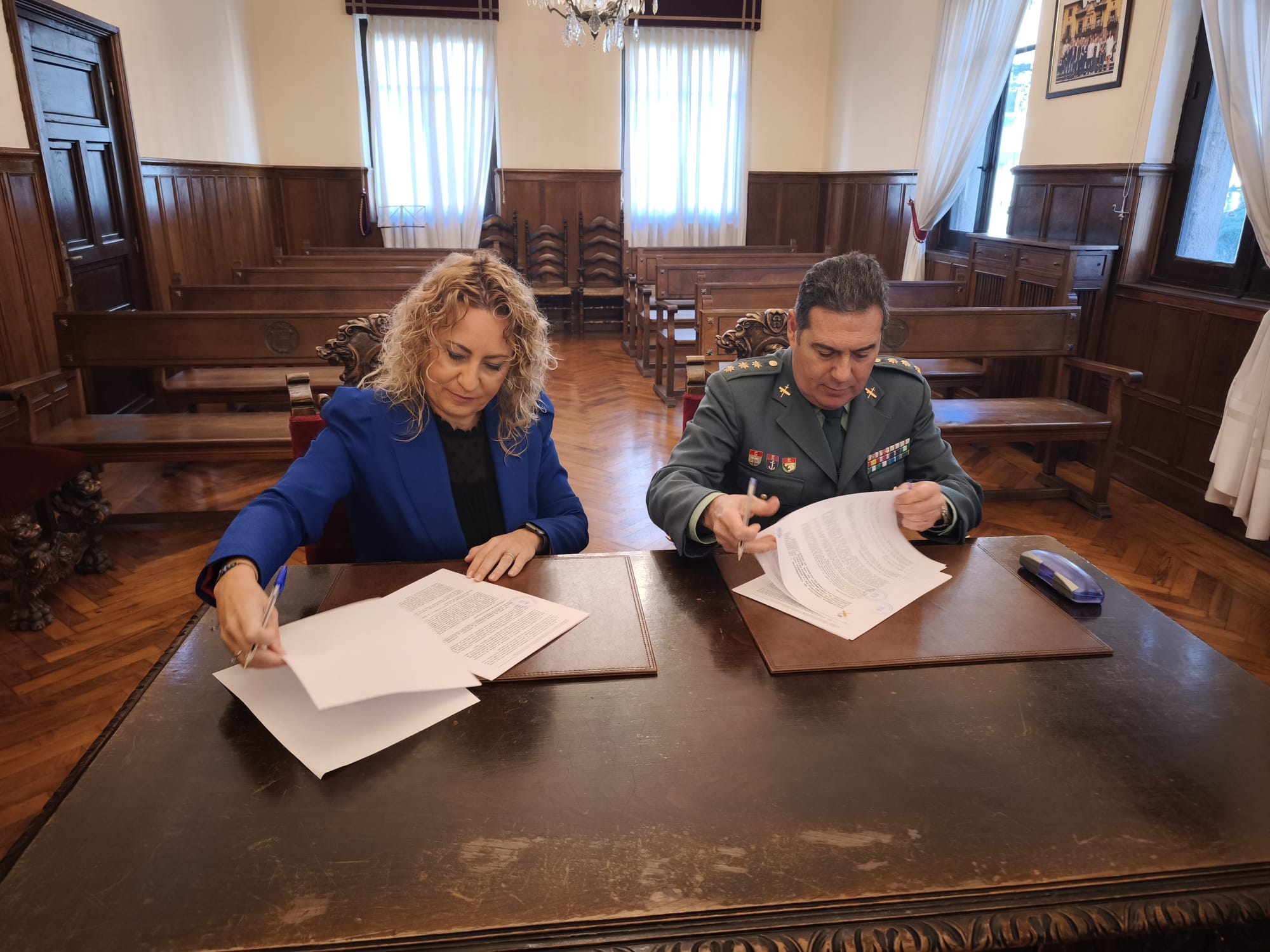 Firma del protocolo con la Guardia Civil.