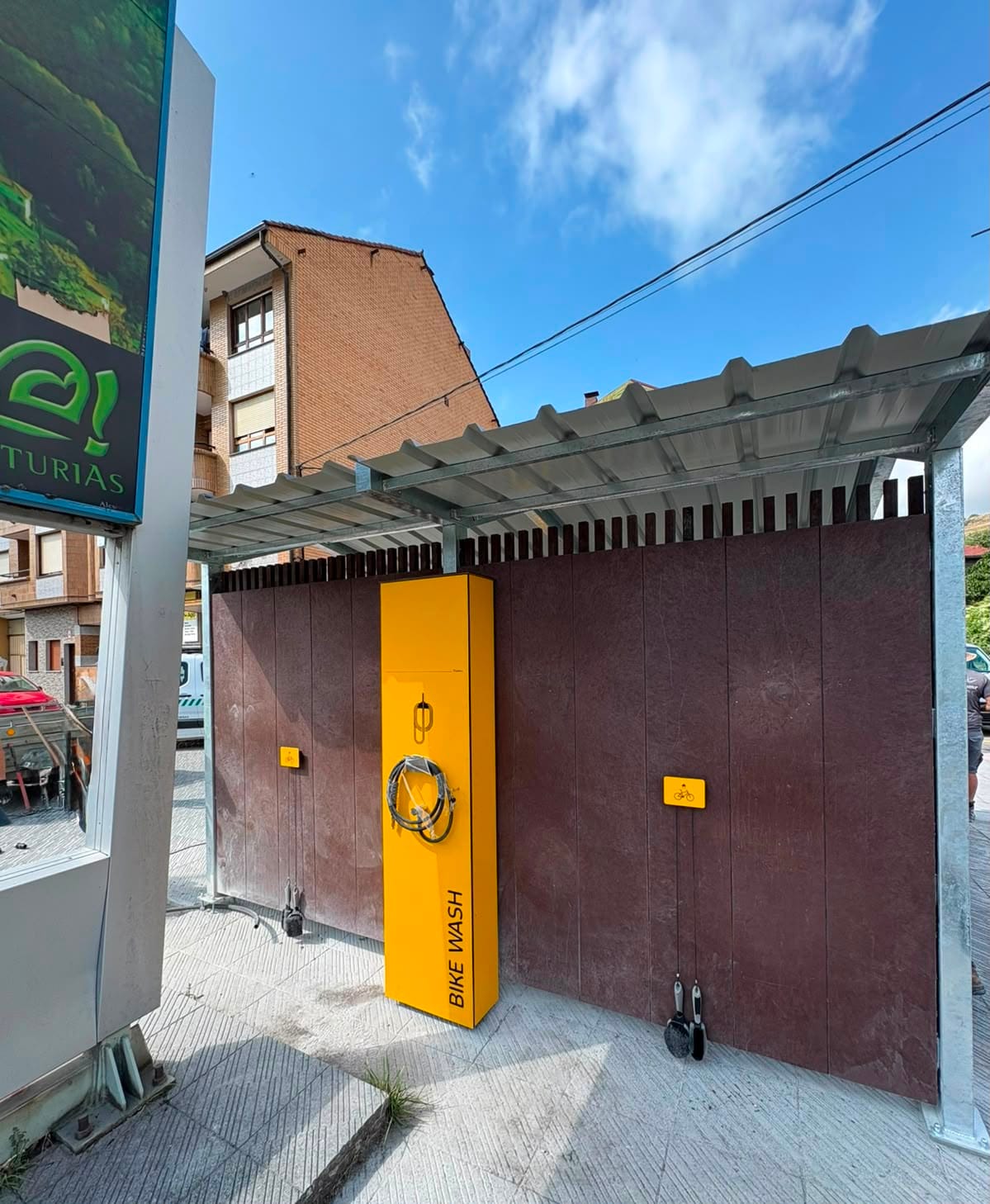 Estación equipada para el lavado de bicicletas.
