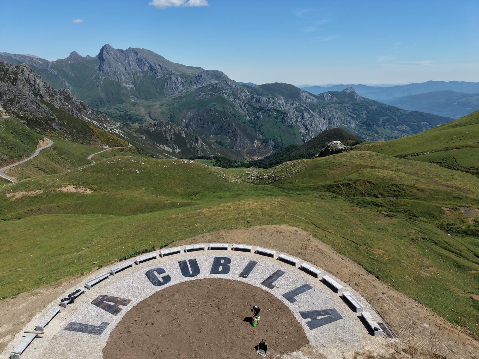 Vista del Mirador de La Cubilla y de las montañas que lo rodean.