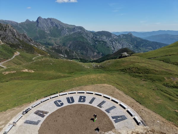 Vista del Mirador de La Cubilla y de las montañas que lo rodean